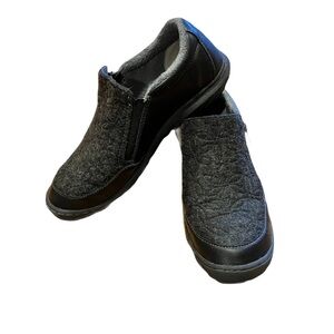 JBU Crimson Slip-On Shoes, Sz. 9, Vegan & Leather Materials, Black/Dark Gray